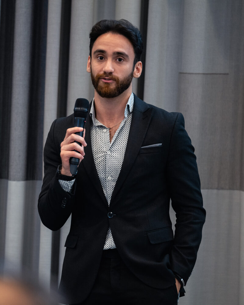 Hayyan Mezher spreekt een publiek toe